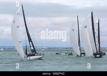 Cowes, Isle of Wight, Hampshire Großbritannien. August 2019. Kings Cup Sailing, veranstaltet von Duke und Duchess of Cambridge, findet wegen der Wettervorhersage einen Tag früher statt. 8 Schnelle 40+ Klassische Hochleistungs-Rennboote segeln mit einer Besatzung von 12 Personen, die gegeneinander antreten und Geld für 8 Wohltätigkeitsorganisationen sammeln. Will und Kate Skipper einzelne Boote. Jedes Boot fährt mit prominenten Botschafter oder Kapitän an Bord. Boot 05 mit Skipper von Helen Glover. Kate Middleton Skippers Boot 01. Boot 07 Centerpoint mit Skipper von Fara Williams. Quelle: Carolyn Jenkins/Alamy Live News Stockfoto