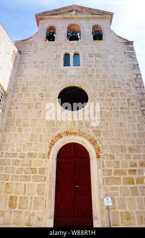 Pag, Kroatien, 8. Juli 2019. Glockenturm und Tür des Benediktinerklosters St. Margarita in der Stadt Pag, auf der kroatischen Insel Pag Stockfoto