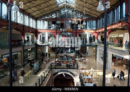 Bolton Marktplatz das in ein modernes Einkaufszentrum umgewandelt wurde, wobei die ursprünglichen viktorianischen Schmiedearbeiten der Markthalle. foto DON TONGE Stockfoto