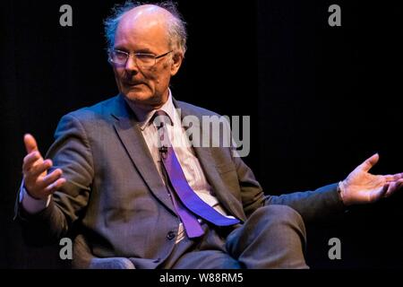 Edinburgh, Schottland, Großbritannien. 08 Aug, 2019. LBC Presenter, Iain Dale interviews Sir John Curtice und Michael Crick als Teil seiner Reden alle Serie beim Edinburgh Fringe Festival. Im Bild: Professor John Curtice, die argumentierten, dass es zu spät ist eine Brexit Abkommen vor dem 31. Oktober zu verhandeln. Credit: Rich Dyson/Alamy leben Nachrichten Stockfoto