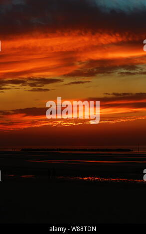 Den feurigen Sonnenuntergang am Strand von historischen Dünkirchen, Frankreich. Stockfoto