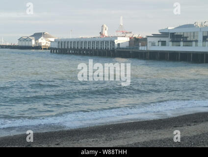 Clacton Pier in Essex, wo ein 14-jähriges Mädchen gestorben ist, nachdem Sie aus dem Meer mit zwei Teenagern Verwandten gerettet wurde. Das Mädchen starb im Krankenhaus, nachdem drei Jugendliche in Schwierigkeiten im Wasser in der Nähe der Pier. Stockfoto