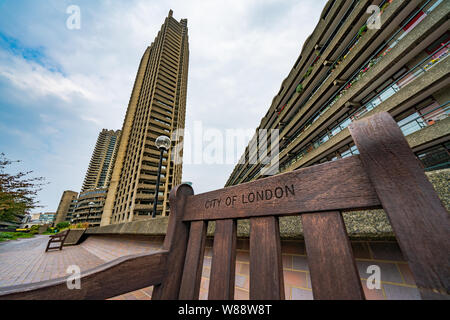 Stadt London Zeichen graviert auf einer Bank in der Barbican Estate Stockfoto