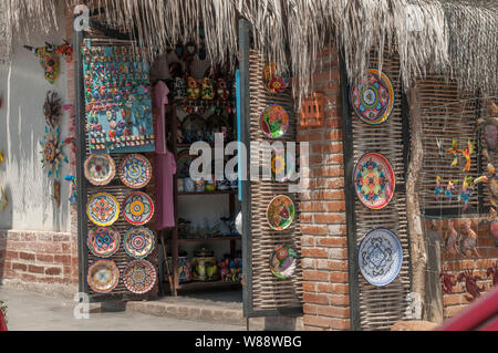 Zu Fuß auf den Straßen von Todos Santos, magische Stadt, in Baja California Sur. Mexiko Stockfoto