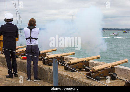 Cowes, Isle of Wight, Hampshire Großbritannien. August 2019. Kings Cup Sailing, veranstaltet von Duke und Duchess of Cambridge, findet wegen der Wettervorhersage einen Tag früher statt. 8 Schnelle 40+ Klassische Hochleistungs-Rennboote segeln mit einer Besatzung von 12 Personen, die gegeneinander antreten und Geld für 8 Wohltätigkeitsorganisationen sammeln. Will und Kate Skipper einzelne Boote. Jedes Boot fährt mit prominenten Botschafter oder Kapitän an Bord. Die Kanonen feuern für den Start. Quelle: Carolyn Jenkins/Alamy Live News Stockfoto