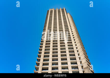 Turm von Wohnungen auf dem Barbican Immobilien in der Londoner City Stockfoto