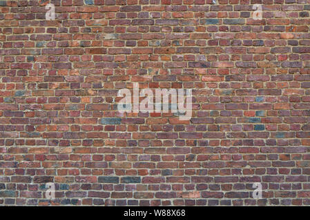 Real vintage Holprigen, rauh und Old Brick Textur mit unvollkommenen, dilapidate, beeinträchtigen, korrodierte und defekte Englisch Brick bond Muster. Stockfoto