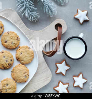 Weihnachten Chocolate Chip Cookies, flach mit Gewürzen und Winter Dekorationen legen Stockfoto