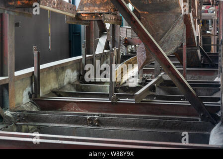 In der Nähe der alten verrosteten Maschine mit komplexen Vault, Pipeline und Dienstprogramme in der ehemaligen Zeche Gebäude der Zeche Zollverein. Stockfoto