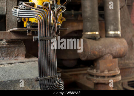 In der Nähe der alten verrosteten Maschine mit komplexen Vault, Pipeline und Dienstprogramme in der ehemaligen Zeche Gebäude der Zeche Zollverein. Stockfoto