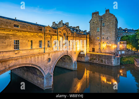Pulteney Bridge bei Nacht auf dem Fluss Avon in Badewanne Stockfoto