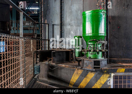 In der Nähe der alten verrosteten Maschine mit komplexen Vault, Pipeline und Dienstprogramme in der ehemaligen Zeche Gebäude der Zeche Zollverein. Stockfoto