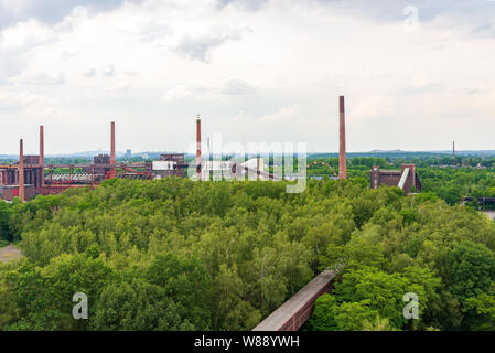 Antenne top Panoramablick auf Zeche Zollverein, Zollverein, von der Dachterrasse des Ruhr Museum in Ruhrgebiet in Essen, Deutschland. Stockfoto