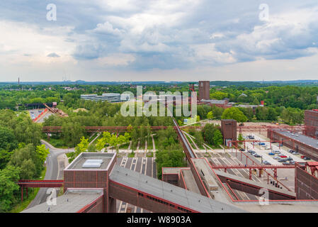 Antenne top Panoramablick auf Zeche Zollverein, Zollverein, von der Dachterrasse des Ruhr Museum in Ruhrgebiet in Essen, Deutschland. Stockfoto
