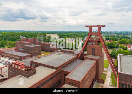 Antenne top Panoramablick auf Zeche Zollverein, Zollverein, von der Dachterrasse des Ruhr Museum in Ruhrgebiet in Essen, Deutschland. Stockfoto