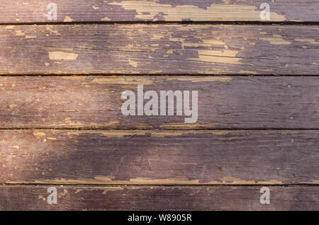 Holz Hintergrund mit Peeling roten Fleck Stockfoto