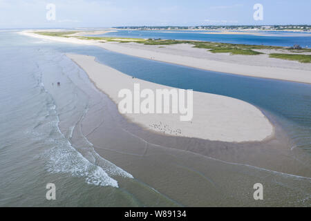 Die Gewässer des Atlantischen Ozeans baden einen malerischen Strand auf Cape Cod, Massachusetts. Diese schöne Gegend von New England ist ein beliebtes Urlaubsziel. Stockfoto