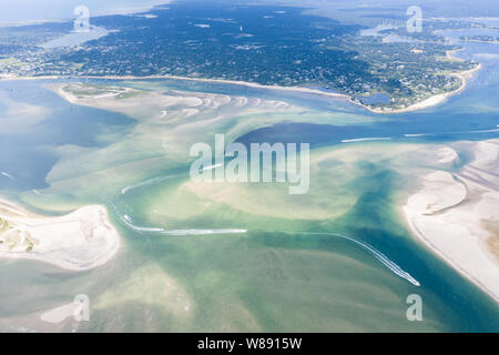 Kleine Boote navigieren Sie einen Kanal zwischen sand Inseln auf Cape Cod, Massachusetts. Diese schöne Gegend von New England ist ein beliebtes Urlaubsziel. Stockfoto