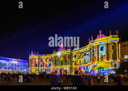 Die Menschen genießen Fall Festival der Lichter, Berlin leuchtet, wird die Projektion Mapping Beleuchtung Kunst auf Oper, der Kathedrale Gebäuden rund um den Bebelplatz in der Nacht. Stockfoto
