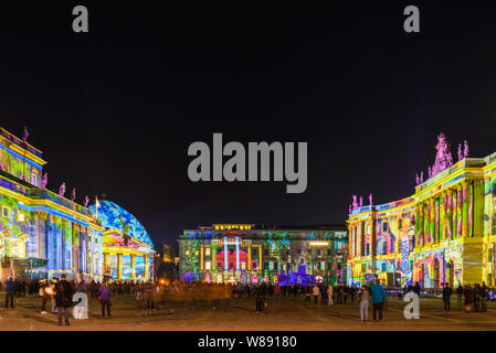 Die Menschen genießen Fall Festival der Lichter, Berlin leuchtet, wird die Projektion Mapping Beleuchtung Kunst auf Oper, der Kathedrale Gebäuden rund um den Bebelplatz in der Nacht. Stockfoto