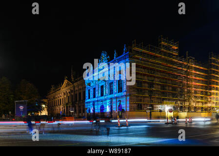 Nacht Atmosphäre der Veranstaltung Festival der Lichter, Berlin leuchtet, wird die Projektion Mapping Beleuchtung Kunst am Deutschen Historischen Museum während der Nacht. Stockfoto
