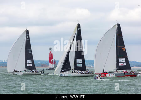 Cowes, Isle of Wight, Hampshire Großbritannien. August 2019. Kings Cup Sailing, veranstaltet von Duke und Duchess of Cambridge, findet wegen der Wettervorhersage einen Tag früher statt. 8 Schnelle 40+ Klassische Hochleistungs-Rennboote segeln mit einer Besatzung von 12 Personen, die gegeneinander antreten und Geld für 8 Wohltätigkeitsorganisationen sammeln. Will und Kate Skipper einzelne Boote. Jedes Boot fährt mit prominenten Botschafter oder Kapitän an Bord. Boot 08 Skipper von Bear Grylls. Prince William Skippers Boot 02. Boot 05 mit Skipper von Helen Glover. Quelle: Carolyn Jenkins/Alamy Live News Stockfoto