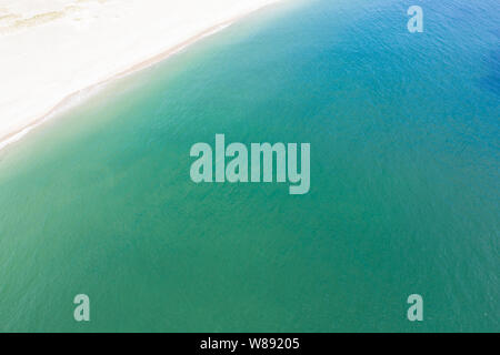 Die Gewässer des Atlantischen Ozeans baden einen malerischen Strand auf Cape Cod, Massachusetts. Diese schöne Gegend von New England ist ein beliebtes Urlaubsziel. Stockfoto