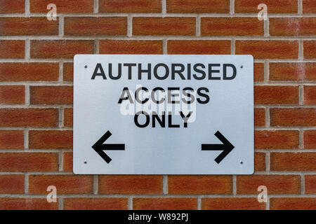 Autorisierten Zugang nur mit Pfeiltasten nach links und rechts gegen eine Rote Wand. Stockfoto