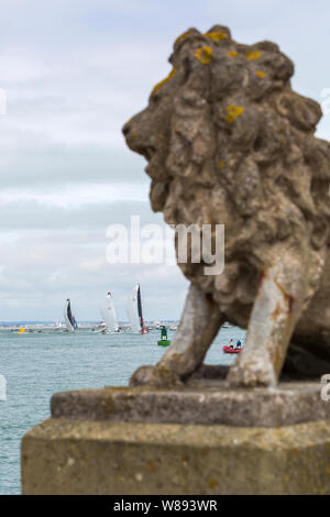 Cowes, Isle of Wight, Hampshire UK. 8. Aug 2019. Kings Cup bewirtet durch Herzog und die Herzogin von Cambridge erfolgt einen Tag zu früh, weil der Wettervorhersage. 8 Schnelle 40 + Classic high performance race Boote mit einer Crew von 12 Personen gegeneinander segeln, Geld für 8 Nächstenliebe. Und Kate skipper individuelle Boote. Jedes Boot Segel mit prominenten Botschafter oder Kapitän an Bord. Credit: Carolyn Jenkins/Alamy leben Nachrichten Stockfoto