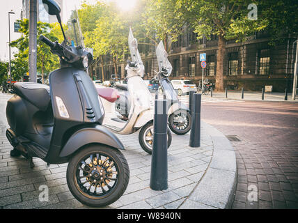 Scooter vintage italienische Moto. City Transport retro Fahrzeuge auf einem Bürgersteig im Stadtzentrum Rotterdams geparkt Stockfoto