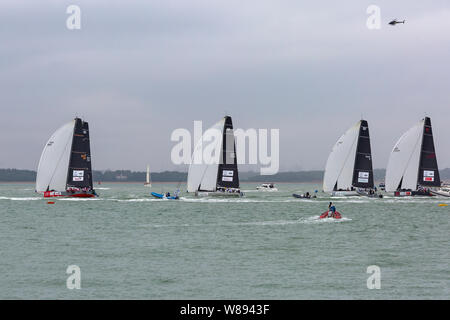 Cowes, Isle of Wight, Hampshire Großbritannien. August 2019. Kings Cup Sailing, veranstaltet von Duke und Duchess of Cambridge, findet wegen der Wettervorhersage einen Tag früher statt. 8 Schnelle 40+ Klassische Hochleistungs-Rennboote segeln mit einer Besatzung von 12 Personen, die gegeneinander antreten und Geld für 8 Wohltätigkeitsorganisationen sammeln. Will und Kate Skipper einzelne Boote. Jedes Boot fährt mit prominenten Botschafter oder Kapitän an Bord. Boot 08 Skipper von Bear Grylls. Prince William Skippers Boot 02. Boot 05 mit Skipper von Helen Glover. Boot 06 Skipper von Dan Snow. Quelle: Carolyn Jenkins/Alamy Live News Stockfoto