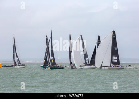 Cowes, Isle of Wight, Hampshire Großbritannien. August 2019. Kings Cup Sailing, veranstaltet von Duke und Duchess of Cambridge, findet wegen der Wettervorhersage einen Tag früher statt. 8 Schnelle 40+ Klassische Hochleistungs-Rennboote segeln mit einer Besatzung von 12 Personen, die gegeneinander antreten und Geld für 8 Wohltätigkeitsorganisationen sammeln. Will und Kate Skipper einzelne Boote. Jedes Boot fährt mit prominenten Botschafter oder Kapitän an Bord. Prince William Skippers Boot 02. Boot 05 mit Skipper von Helen Glover. Boot 06 Skipper von Dan Snow. Boot 03 mit Skipper von John Bishop. Boot 09 mit Skipper von Katie Thistleton. Kredit: Carolyn Jenk Stockfoto