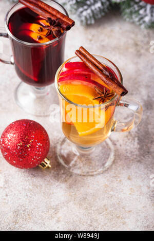 Roter und weißer Glühwein. Heißer Winter Getränke Stockfoto