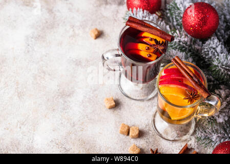 Roter und weißer Glühwein. Heißer Winter Getränke Stockfoto