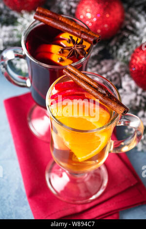 Roter und weißer Glühwein. Heißer Winter Getränke Stockfoto