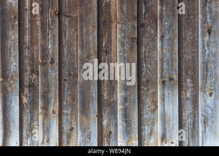 Vertikale Muster rau alten holprigen vintage Scheune Holz- Struktur Wand oder Fassade. Alte Holz Außenwand. Stockfoto