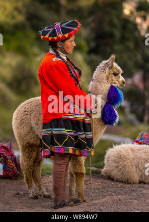 Cuzco, Peru - Mai 3, 2019. Peruanische Frau mit traditioneller Kleidung mit Alpaka Stockfoto