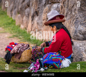 Cuzco, Peru - Mai 3, 2019. Peruanische Frau nähen und Herstellung von Bekleidung und Reiseziel verkaufen Stockfoto