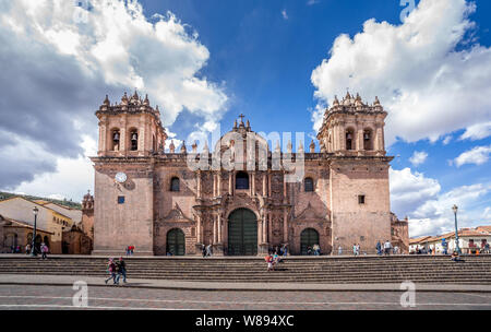 Cuzco, Peru - Mai 3, 2019. Der Hauptplatz von Cusco, Plaza de Armas mit seinen berühmten Sehenswürdigkeiten, Cusco Kathedrale, Cusco, Peru, Südamerika, Stockfoto