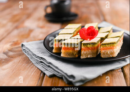 Orientalische Süßigkeiten mit unterschiedlichen Geschmack auf einer hölzernen Hintergrund. Traditionelle Dessert und Kaffee. Leckere nationale Spezialitäten. Platz kopieren Stockfoto