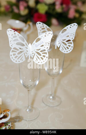 Butterfly Name Tags auf Champagner Gläser Stockfoto