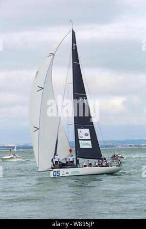 Cowes, Isle of Wight, Hampshire UK. 8. Aug 2019. Kings Cup bewirtet durch Herzog und die Herzogin von Cambridge erfolgt einen Tag zu früh, weil der Wettervorhersage. 8 Schnelle 40 + Classic high performance race Boote mit einer Crew von 12 Personen gegeneinander segeln, Geld für 8 Nächstenliebe. Und Kate skipper individuelle Boote. Jedes Boot Segel mit prominenten Botschafter oder Kapitän an Bord. Boot 05 Anna Freud Nationales Zentrum für Kinder und Familien von Olympic Rower Helen Glover. Credit: Carolyn Jenkins/Alamy leben Nachrichten Stockfoto