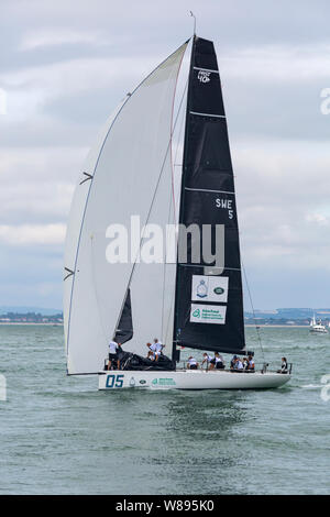 Cowes, Isle of Wight, Hampshire UK. 8. Aug 2019. Kings Cup bewirtet durch Herzog und die Herzogin von Cambridge erfolgt einen Tag zu früh, weil der Wettervorhersage. 8 Schnelle 40 + Classic high performance race Boote mit einer Crew von 12 Personen gegeneinander segeln, Geld für 8 Nächstenliebe. Und Kate skipper individuelle Boote. Jedes Boot Segel mit prominenten Botschafter oder Kapitän an Bord. Boot 05 Anna Freud Nationales Zentrum für Kinder und Familien von Olympic Rower Helen Glover. Credit: Carolyn Jenkins/Alamy leben Nachrichten Stockfoto