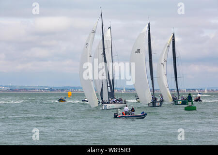 Cowes, Isle of Wight, Hampshire Großbritannien. August 2019. Kings Cup Sailing, veranstaltet von Duke und Duchess of Cambridge, findet wegen der Wettervorhersage einen Tag früher statt. 8 Schnelle 40+ Klassische Hochleistungs-Rennboote segeln mit einer Besatzung von 12 Personen, die gegeneinander antreten und Geld für 8 Wohltätigkeitsorganisationen sammeln. Will und Kate Skipper einzelne Boote. Jedes Boot fährt mit prominenten Botschafter oder Kapitän an Bord. Boot 05 mit Skipper von Helen Glover. Boot 07 Centerpoint mit Skipper von Fara Williams. Boot 09 Platz 2Be Skipped von Katie Thistleton. Quelle: Carolyn Jenkins/Alamy Live News Stockfoto