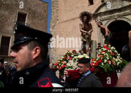 Carabiniere Polizist steht auf der Hut wie Karfreitag Prozession aus der Kirche am Osterwochenende entsteht in Eriice Sizilien Italien Mittelmeer Stockfoto