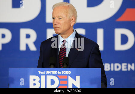 Rock Island, Iowa, USA. 8 Aug, 2019. Demokratische Präsidentschaftskandidat der ehemalige Vizepräsident Joe Biden sprach mit einer verpackten Raum von etwa 200 Burlington Bereich Bewohner an der Scheune auf dem Grat außerhalb von Burlington, Iowa, am Mittwoch, 7. August 2019. Credit: Kevin E. Schmidt/Viererkabel - Zeiten/ZUMA Draht/Alamy leben Nachrichten Stockfoto