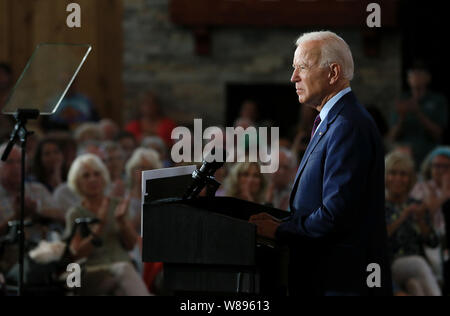 Rock Island, Iowa, USA. 8 Aug, 2019. Demokratische Präsidentschaftskandidat der ehemalige Vizepräsident Joe Biden sprach mit einer verpackten Raum von etwa 200 Burlington Bereich Bewohner an der Scheune auf dem Grat außerhalb von Burlington, Iowa, am Mittwoch, 7. August 2019. Credit: Kevin E. Schmidt/Viererkabel - Zeiten/ZUMA Draht/Alamy leben Nachrichten Stockfoto