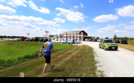 Rock Island, Iowa, USA. 8 Aug, 2019. Demokratische Präsidentschaftskandidat der ehemalige Vizepräsident Joe Biden sprach mit einer verpackten Raum von etwa 250 Burlington Bereich Bewohner an der Scheune auf dem Grat außerhalb von Burlington, Iowa, am Mittwoch, 7. August 2019. Credit: Kevin E. Schmidt/Viererkabel - Zeiten/ZUMA Draht/Alamy leben Nachrichten Stockfoto