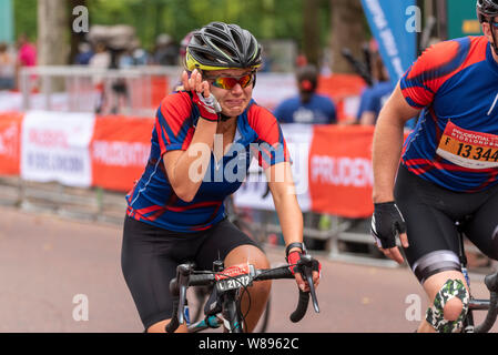 Carina Kettlewell mit Emotion Abschluss der aufsichtsrechtlichen RideLondon London Surrey 100 in der Mall überwältigt. Ein 100 Kilometer sportliche Radtour Stockfoto