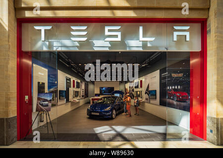 Tesla Modell 3 Tesla Showroom - Käufer anzeigen Der neue Tesla Modell 3 Elektroauto an der Tesla Showroom in Cambridge Großbritannien Stockfoto